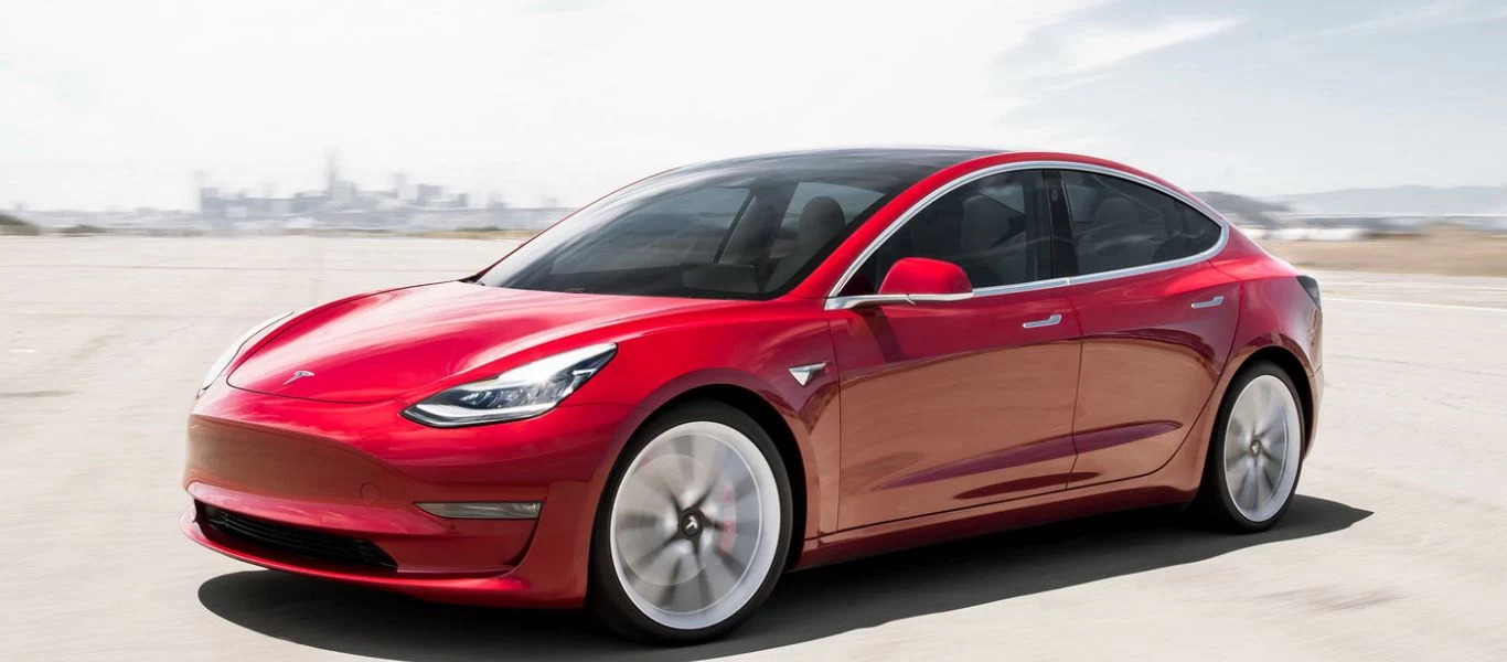 Αυτοκίνητο Tesla Model 3 «μπλοκάρει» μόνο του και προκαλεί καραμπόλα - Νεκρός ο οδηγός του